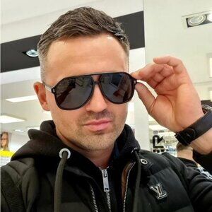 Authentic- New - Gucci Men’s Sunglasses GG0688S 001 Black/ Gray